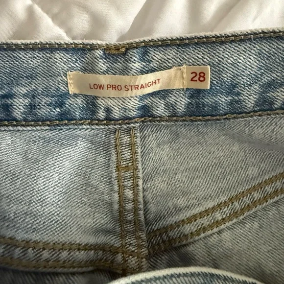 Levi's Classic Light Blue straight leg low pro Jeans size 28